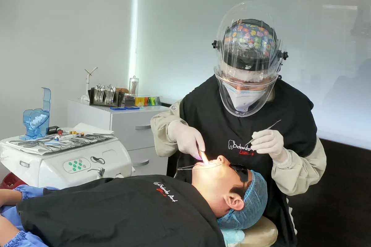 https://www.odontoartlaser.com/wp-content/uploads/2021/09/servicios2.webp